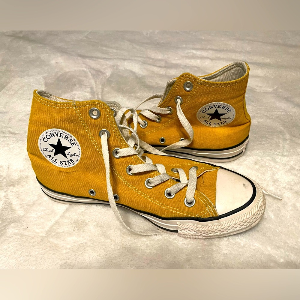 Mustard yellow converse super comfortable